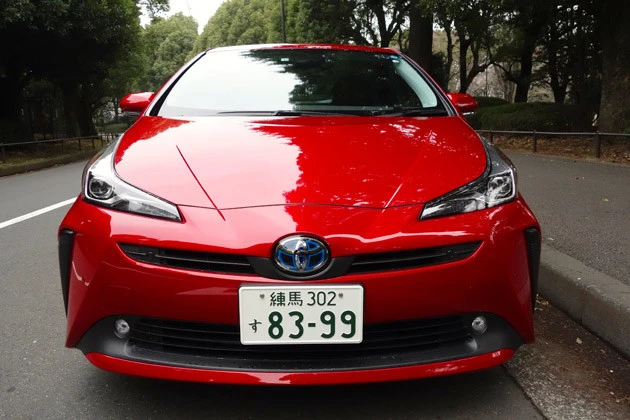 第4位 トヨタ プリウス 写真のグレードはFFのAプレミアム。価格は317万5200円。今回のマイナーチェンジではフロントとリアまわりのデザインを変更