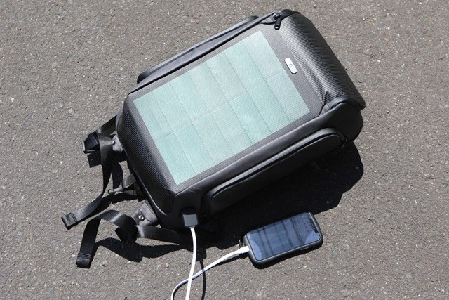 ソーラーリュックは電動バイクを走らせるには発電量が足りなかったが、ナビなどに使うスマホの電源用として背負うことにした