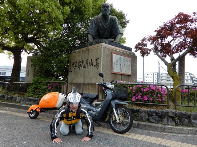 江戸時代後期に尊王思想を説いて回った髙山彦九郎の像、通称「土下座像」