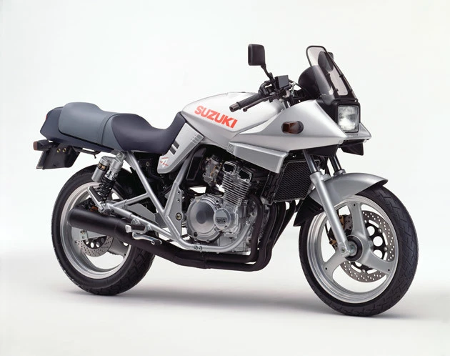 １９９１年　ＧＳＸ２５０Ｓ　ＫＡＴＡＮＡ　エンジンはバンディット系の水冷４気筒ユニット。小排気量の手軽さがウケた