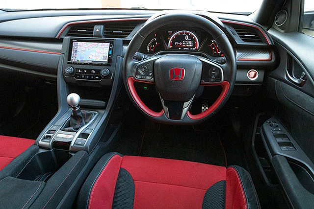 チタニウムシルバートリムをあしらった専用ステアリングはびんびん装備だ