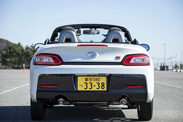 チェックポイント1 リアにはディフューザー形状のフィンがついたバンパーを装着する。リヤコンビランプはブラック化