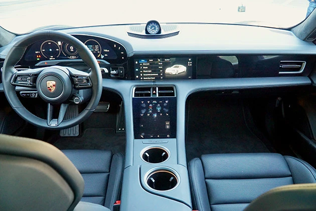 メーターには16.8インチのディスプレイを採用