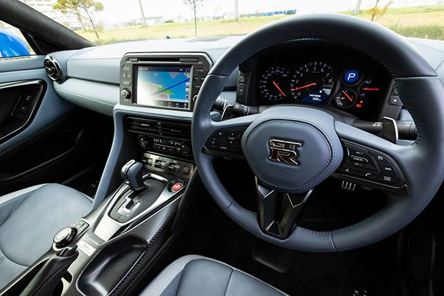 シート、センターコンソールなどに５０周年記念ロゴを配している