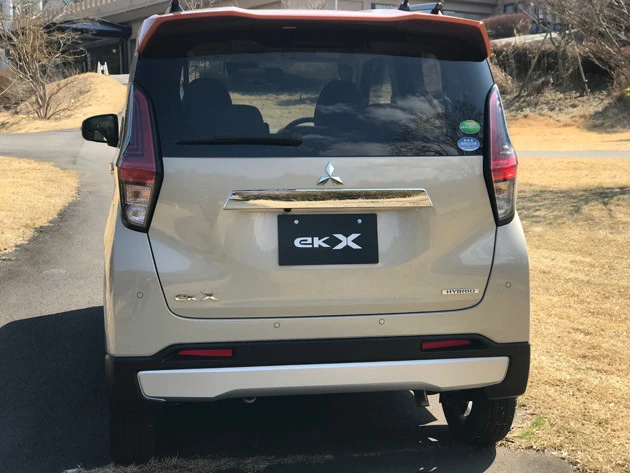 軽自動車初の「デジタルルームミラー」を採用。車両後方にあるカメラ映像を映し出す優れものだ