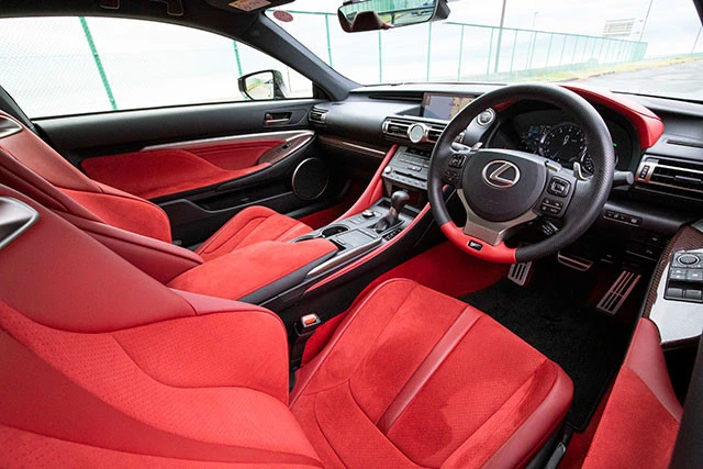 赤が目立つコックピット。超派手！