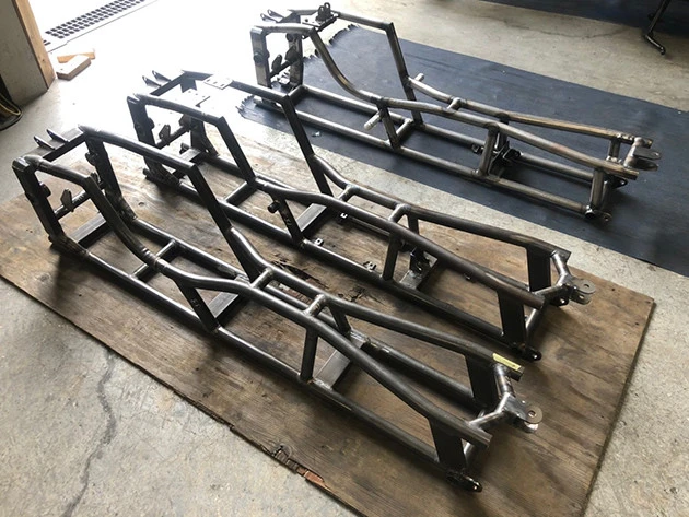 長さ3m近いメインフレームの素材には、軽量な航空機用のクロモリパイプを採用。加工や溶接に特殊な技術を要し、特に曲線部分の精密な加工は困難を極めた
