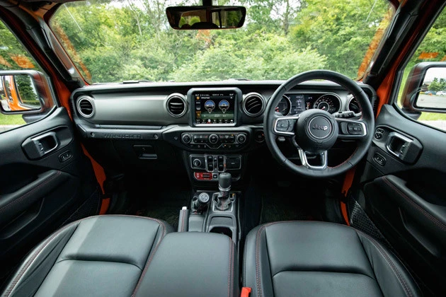 垂直に立った武骨なデザインのインパネは、まさにジープのイメージだが最新テクノロジー満載