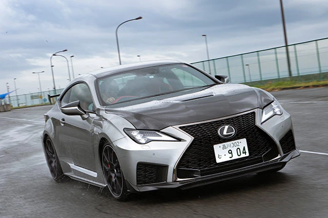 １位　レクサス「ＲＣ Ｆ」価格１０４０万円～１４３０万円。４８１馬力。今年、マイナーチェンジを受けてエンジン、足回りが磨かれた。もちろん、空力や軽量化にも手を入れている