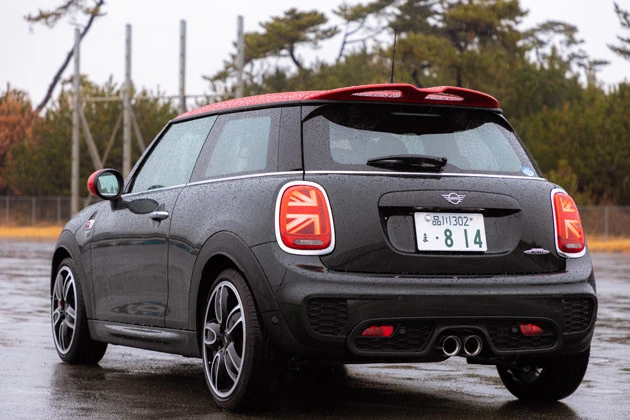 フロントバンパー、リアスポイラー、サスペンション、ブレーキ、ホイールは専用品を装備する!