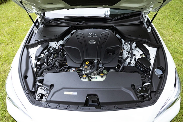 チェックポイント１　３リットルＶ６ツインターボを４００Ｒ専用チューン。４０５馬力を叩き出す