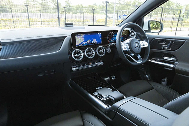 【CHECK POINT1】2枚並んだ10.25インチの大きなスクリーン&スイッチが並ぶステアリングは激アツ