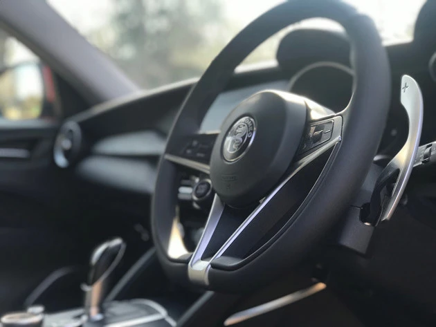 本革巻きのステアリング。メーターパネルは２眼式になっている