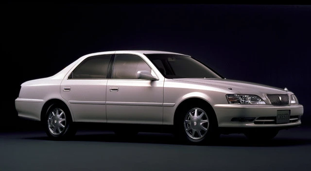 ２代目のツートンカラーが人気を集めたクレスタ。２００１年に生産中止