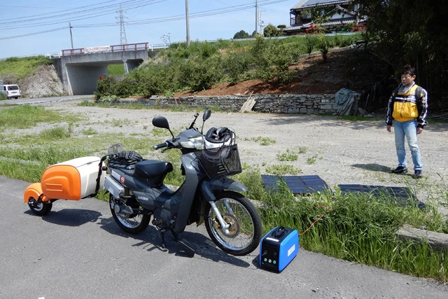 ソーラーパネル2枚(=畳2枚分)、バイク、そしてトレーラー。充電にはとにかくスペースが必要だ