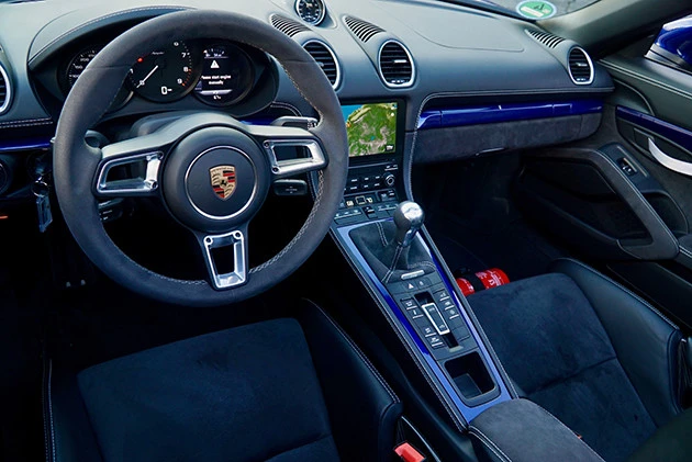 インテリアにはアルカンターラ素材があしらわれている。GTステアリングホイールが男をたぎらせる!