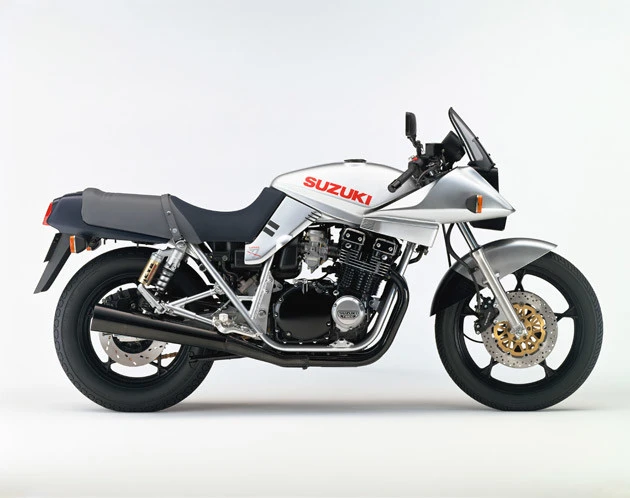 ２０００年　ＧＳＸ１１００Ｓ　ＫＡＴＡＮＡ　２０００年にファイナルエディションを発売し、ＫＡＴＡＮＡは生産終了に