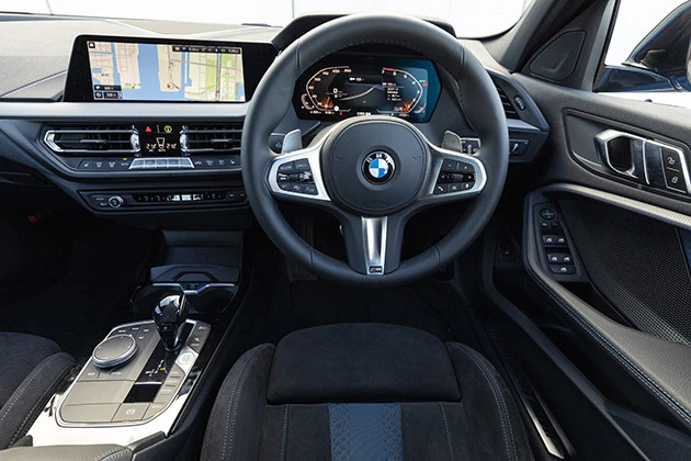 チェックポイント3 メーターパネルとナビ画面は、どちらも10.25インチの大型ディスプレイ。ヘッドアップディスプレイも装備する