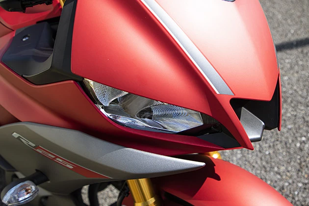 チェックポイント2 男をたぎらせるM字型センターダクトを採用。ヘッドライトはLEDだ