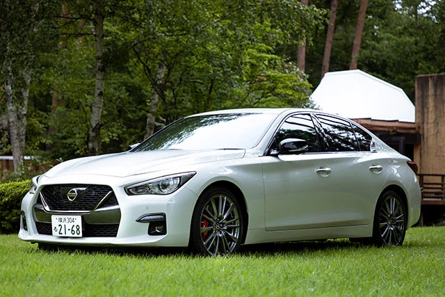 ３位　日産　スカイライン４００Ｒ。価格５６２万５４００円。４０５馬力。今年７月の大改良で日産スカイラインに追加された新グレードが４００Ｒだ。スカイライン史上最強となる４０５馬力というハンパないパフォーマンスを誇る