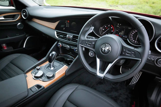 インテリアデザインはガソリン車と共通。室内色はブラックのほか、ブラック×ベージュも