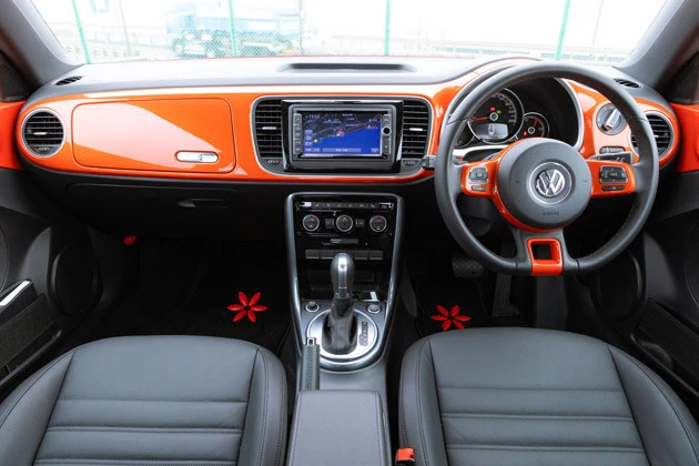 純正ナビゲーション、パドルシフト、レザーマルチファンクションステアリングが専用装備に