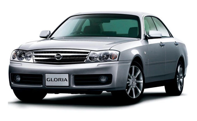 セドリックの兄弟車で、２００４年まで販売