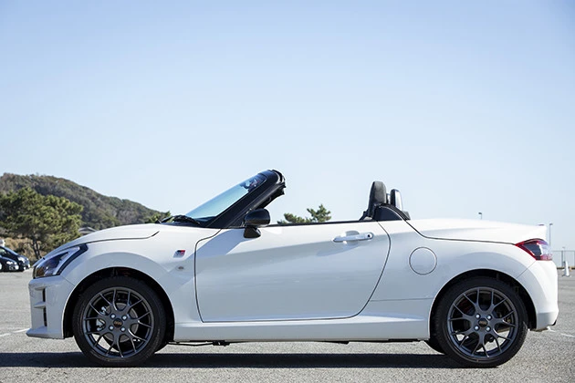 チェックポイント3 ノーマルと同じくルーフは電動開閉式だが、ボディ剛性を高めるため、アンダーボディに補強材などを追加