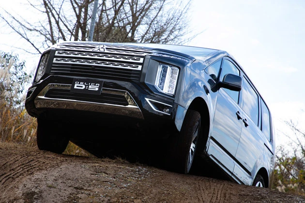 ミニバンらしからぬボディ剛性と、三菱が誇る最新４ＷＤ技術により、片輪が浮くような状況でもあっさり乗り越えてしまう