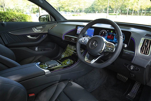 チェックポイント1 インパネはメルセデスそのもの。パドルシフトでは回生ブレーキの利きを調整できる