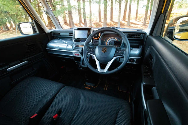 助手席にはツールボックスをモチーフにした大きなアッパーボックスが。予防安全技術も搭載