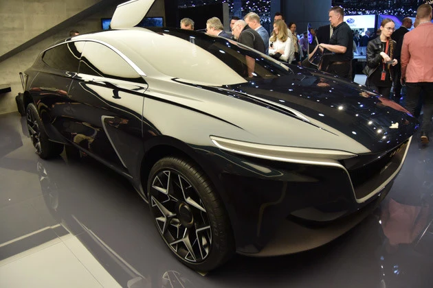 【第3位】ラゴンダ オールテレイン・コンセプト 外観同様、内装も近未来的。ステアリングはディスプレイ内蔵