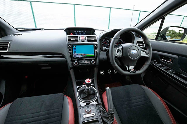 写真はＳＴＩの６速ＭＴ。シートに座った瞬間から男が高まる。Ｓ４は８速ＣＶＴだ