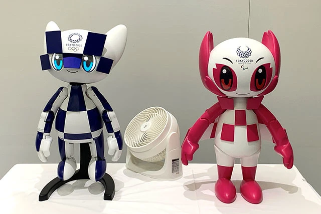 マスコットロボット　ミライトワ／ソメイティ。選手や観客を歓迎するマスコットロボット。頭部のカメラで近づく人間を認識。目の表情と動作を連動させ、感情も表現できる