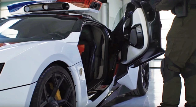 逆に開くドアは、真上にあがるガルウィングドアや、ランボルギーニのシザーズドアとも異なる。デザインを務めたフランス人デザイナーは、自社ブランドでも風変わりなドアやルーフの開閉方式を採用することに挑戦している