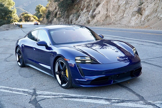 ポルシェ タイカン ポルシェ初のピュアEVは、今年9月にデビュー。ボディサイズは全長4963mm×全幅1966mm×全高1378mm