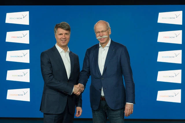 今年2月、ダイムラーとBMWは自動運転の共同開発を発表。BMWの クルーガーCEO(左)とダイムラーのツェッチェCEO(右)