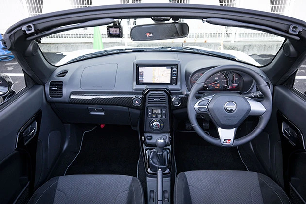 チェックポイント2 ハンドルやメーターなどには「GR」のロゴ。シートは専用のレカロ。MTとATが選べるのはうれしい