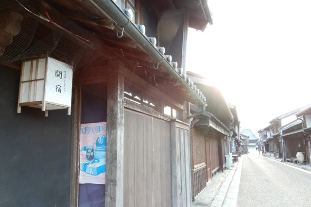 三重県亀山市の関宿。まるで時代劇のセットのように宿場町の風情が今も残り、国の重要伝統的建造物群保存地区でもある