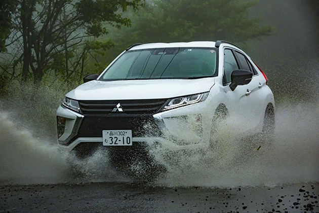 道路は冠水。まさに嵐の試乗会だったが、悪路も余裕で走破。圧巻の走行安定性であった