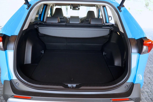 トランクは広々としていて使い勝手に優れており、容量も580Lと十分。2列目シートをフラットに倒して拡張することも可能だ