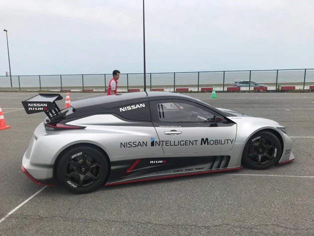 レーシングカーみたいな巨大ウイングのやんちゃ感にしびれまくり。ちなみにクルマは音もなく進む