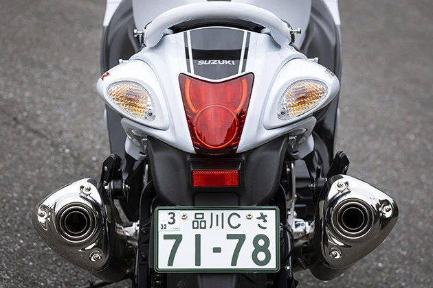 チェックポイント3 テールはLED化。大容量アルミデュアルマフラーは迫力マン点の極太!