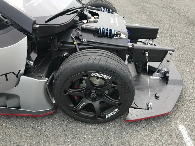 バッテリーは車体中央に搭載。電動モーターとインバーターを前輪・後輪上の最適な位置に配置