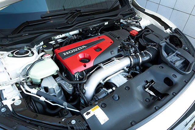 エンジンは最高出力３２０馬力。２Ｌ直列４気筒ターボを搭載。６速ＭＴと組み合わせる