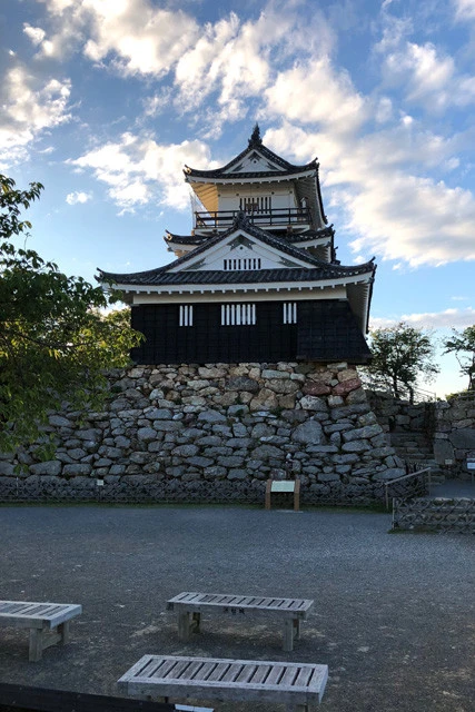 静岡県浜松市の「浜松宿」。かつて浜松城の城下町として繁栄し、距離的にちょうど東海道五十三次の中間地点に当たる大きな宿場町でもあった。現在も県内最大の都市・浜松市の中心街