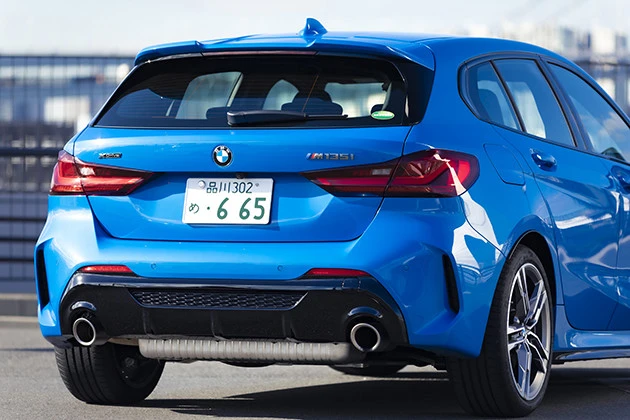 チェックポイント1 M135iは直径100mmのデュアル・エキゾースト・テールパイプを採用し、スポーティなリアビューを実現している