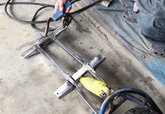 重い荷物を積むためにタイヤを通常よりひと回り大きな８インチにつけ替え、さらにフレームにも補強を施した