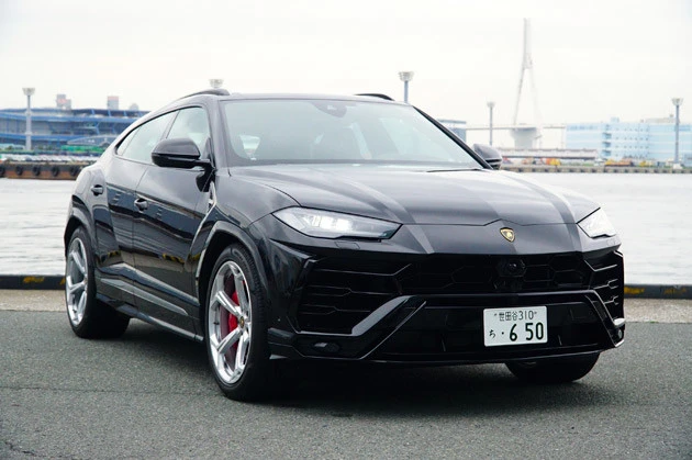 ランボルギーニ ウルス 価格は問答無用の2779万9200円! 3.6秒で時速100キロに到達し、最高速は305キロ。スポーツカーがはだしで逃げ出すスペックだ