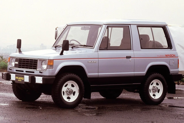 初代パジェロ（１９８２－１９９１）。発売当初は商用登録のみだったが、１９８３年に乗用車モデルも追加。８７年のパリダカ参戦で人気に火がついた。９年間で世界累計６０万台以上の大ヒット